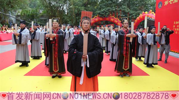 2孔圣堂主事周北辰先生率弟子祭拜先师.jpg 2孔圣堂主事周北辰先生率弟子祭拜先师.jpg